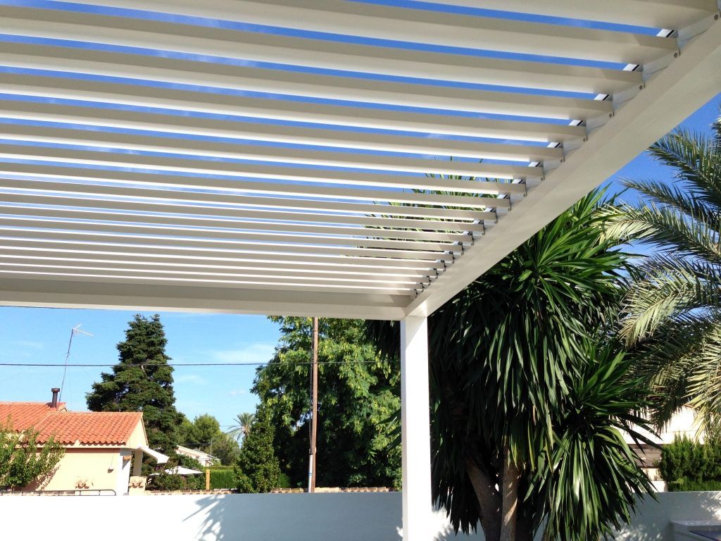 Lamas orientables abiertas vistas desde debajo de la pérgola