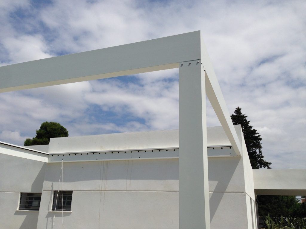 Estructura de aluminio durante el montaje, con la viga de drenaje a la vista