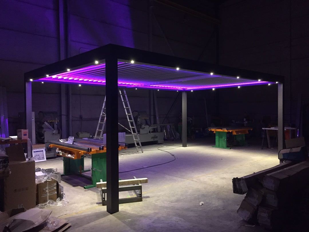 Pérgola con iluminación LED regulable montada en nuestro taller